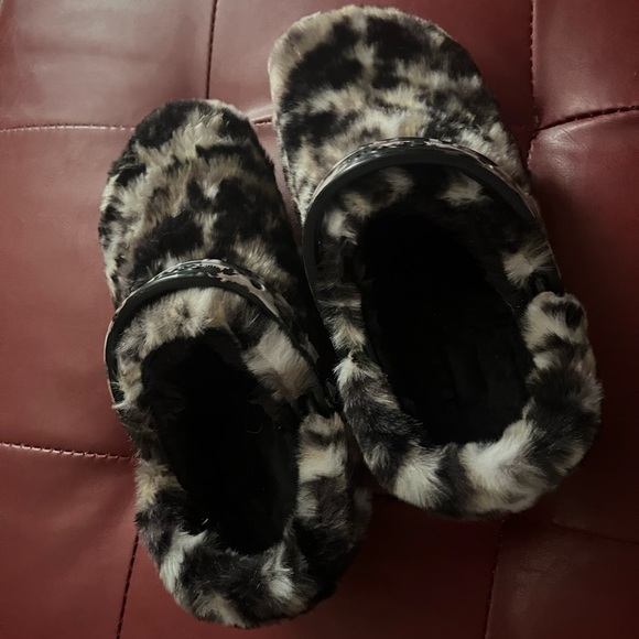 FauxFur Crocs🖤Size 8🖤 - Picture 9 of 16